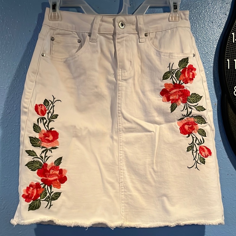 White Earl Jeans skirt - Size 2 - With embroidered flowers